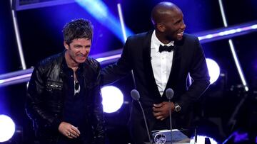 El cantante británico Noel Gallagher, exmiembro de Oasis, con el exfutbolista marfileño Didier Drogba durante su presentación del Premio Puskas en la gala de entrega de los Premios The Best de la FIFA 2018