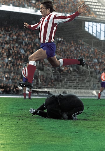 El histórico futbolista brasileño también se quedó a siete encuentros de la placa en el feudo colchonero. Debutó con el Atlético con un hat-trick al Salamanca para desatar la euforia entre la afición colchonera y en su primera temporada como rojiblanco consiguió 19 goles en Liga. Militaría un total de cuatro cursos, con las lesiones como mayor enemigo para no tener mayor continuidad ni su recuerdo en el Wanda Metropolitano, antes de volver a su país natal. Calidad a raudales, João Leiva Campos Filho marcó a múltiples generaciones (entre ellas al cantante atlético Leiva, apodado así desde niño por su parecido con el brasileño) y también fue internacional con su selección, aunque se quedó a las puertas de acudir al Mundial de 1974. Recordado con gran cariño en el Palmeiras, puso su magia al servicio del Atlético.  