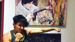 La boxeadora Miriam Guti&eacute;rrez posa junto a un cuadro de Rocky Balboa.
