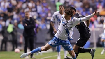 MEX7259. PUEBLA (MÉXICO), 31/10/2025.- Alejandro Organista (frente) de Puebla disputa el balón con Carlos Rodríguez de Cruz Azul este viernes, en un partido de la Liga MX entre Puebla vs Cruz Azul en el estadio Cuauhtémoc, en Puebla (México). EFE/ Hilda Ríos