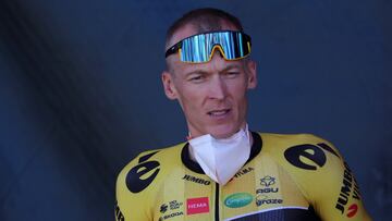 El ciclista neerlandés Robert Gesink, antes de tomar la salida de una etapa en La Vuelta 2022.