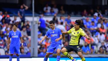 (L-R), Erik Lira of Cruz Azul and Alfonso Emilio Sanchez of Mazatlan during the game Cruz Azul v s Mazatlan FC, corresponding Round 14 the Torneo Apertura 2022 of the Liga BBVA MX at Azteca Stadium, on September 11, 2022.
<br><br>
(I-D), Erik Lira de Cruz Azul y Alfonso Emilio Sanchez de Mazatlan durante el partido Cruz Azul v s Mazatlan FC, correspondiente a la Jornada 14 del Torneo Apertura 2022 de la Liga BBVA MX en el Estadio Azteca, el 11 de Septiembre de 2022.