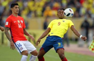 Fidel Martínez controla el balón ante la marca de Pablo Hernández.