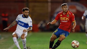 Futbol, Union Española vs Universidad Catolica.
Fecha 11, campeonato Nacional 2024.
El jugador de Union Española Bastian Yañez, derecha, disputa el balon contra Eugenio Mena de Universidad Catolica durante el partido de primera division realizado en el estadio Santa Laura.
Santiago, Chile.
04/05/2024
Pepe Alvujar/Photosport
Football, Union Espanola vs Universidad Catolica.
11th turn, 2024 National Championship.
Union Espanola’s player Bastian Yañez,right vies for the ball against Eugenio Mena of Universidad Catolica during the first division match at Santa Laura stadium.
Santiago, Chile.
04/05/2024
Pepe Alvujar/Photosport