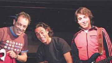 <b>A POR LA COPITA</b>. Café Quijano: de izquierda a derecha, Manolo, Óscar y Raúl, autores de la canción de la Selección, acreditaron sus habilidades futbolístcas en el escenario.