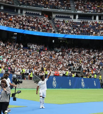 Endrick saluda a los miles de aficionados que han llenado el Bernabéu. 


