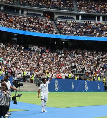 Endrick saluda a los miles de aficionados que han llenado el Bernabéu. 


