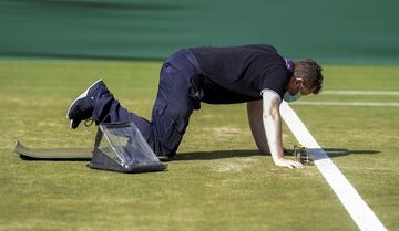 Un operario se emplea con minuciosidad en el cuidado de la hierba de las canchas en el All England Lawn Tennis and Croquet Club de Wimbledon. Todo trabajo es poco, ya que no en vano el césped de la instalación londinense está considerado el más perfecto del mundo.