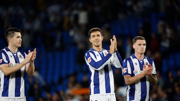 SAN SEBASTI?N, 28/09/2024.- Los jugadores de la Real Sociedad al t¨¦rmino del partido de LaLiga en Primera Divisi¨®n que Real Sociedad y Valencia CF han disputado este s¨¢bado en el Reale Arena, en San Sebasti¨¢n. EFE/Javier Etxezarreta
