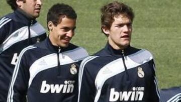 Rodrigo junto a Marcos Alonso.