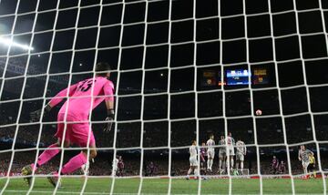 3-0. Leo Messi marcó el tercer gol en el lanzamiento de una falta directa.