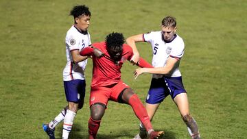 AME7951. TEGUCIGALPA (HONDURAS), 20/06/2022.- Lowel Wright de Canadá disputa hoy el balón con Mauricio Cuevas (i) y Brandan Craig (d) de Estados Unidos, durante un partido por el Campeonato Sub-20 de la Concacaf rumbo al Mundial Indonesia 2023, en el Estadio Nacional de Tegucigalpa (Honduras). EFE/Gustavo Amador