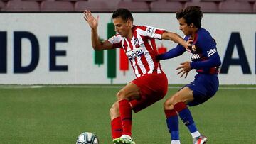 Santiago Arias y Riqui Puig durante el partido entre Barcelona y Atlético de Madrid.