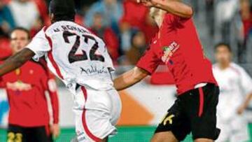 <b>RECLAMACIÓN. </b>El Sevilla pidió penalti en esta acción de Nunes sobre Romaric.