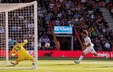 Parada de Kepa Arrizabalaga, jugador del Bournemouth, a Boubacar Kamara, jugador del Aston Villa.