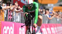 Filippo Ganna acaba la crono del Giro en Desenzano del Garda.