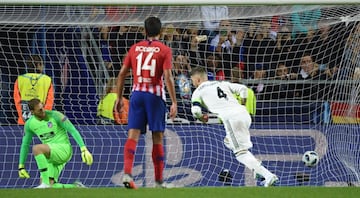 Sergio Ramos marcó el 2-1 de penalti.