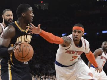 Carmelo Anthony (d) de los Knicks en acción ante Roy Hibbert (i) de los Pacers durante el juego de las semifinales de la Conferencia Este de la NBA disputado, en el Madison Square Garden de Nueva York.