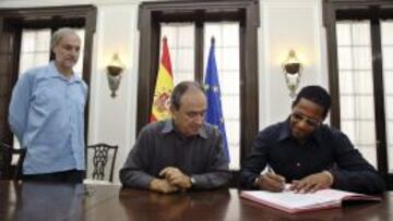 El atleta cubano Javier Sotomayor firma la nacionalidad espa&ntilde;ola. 