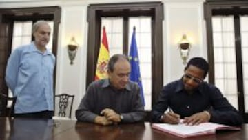 El atleta cubano Javier Sotomayor firma la nacionalidad española.
