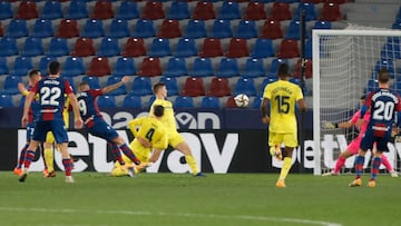 Roger anota el gol de la victoria del Levante.