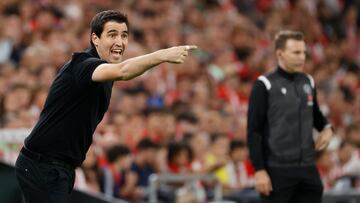 BILBAO, 17/09/2022.-El entrenador del Rayo Vallecano Andoni Iraola, este sábado, durante el partido de la jornada 6 de Laliga Santader en el estadio de San Mamés.-EFE/Luis Tejido
