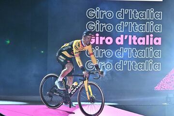 Primoz Roglic baja del escenario de presentación del Giro de Italia en Pescara.
