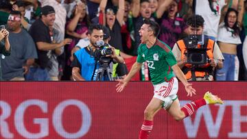 Hirving Lozano festeja un gol con la Selección Mexicana en contra de Perú.