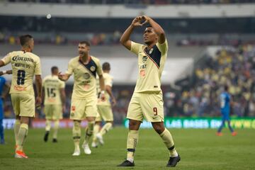 Cruz Azul jugó mejor en los primeros minutos, el penal de Caraglio marcó una pauta. América despertó y le puso un alto a La Máquina. Roger Martínez jugó su mejor partido con las Águilas, mojó en dos ocasiones, el primero un golazo desde fuera del área. Se confirmó el domino azulcrema.