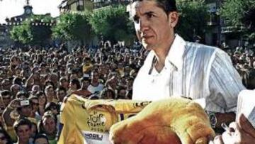 <b>MAILLOT AMARILLO. </b>Carlos Sastre ofreció a sus convecinos de El Barraco el maillot amarillo logrado en el reciente Tour de Francia.