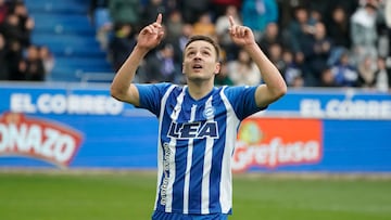 VITORIA, 10/03/2024.- El jugador del Deportivo Alav¨¦s Andoni Gorosabel celebra el 1-0 ante el Rayo Vallecano, durante su partido correspondiente a la jornada 28 de LaLiga celebrado este domingo en el estadio de Mendizorroza en Vitoria. EFE / L. Rico