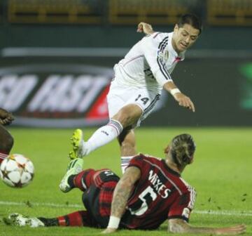 Chicharito contra el Milán durante el partido de Globe Soccer Dubai el 30 de diciembre de 2014.
