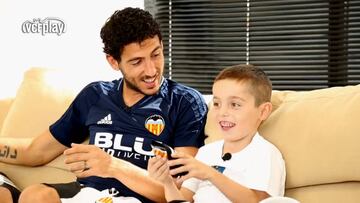 Dani Parejo, el capit&aacute;n del Valencia CF, con Juan, un ni&ntilde;o de 8 a&ntilde;os que padece una grave enfermedad y que cumpli&oacute; su sue&ntilde;o de conocerle.