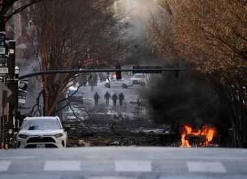 Vehículo se quema cerca del sitio de la explosión