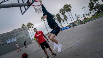 Juancho y Willy Hernang&oacute;mez, en una cancha en Los &Aacute;ngeles.