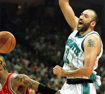 Entre sus inicios en los Lakers y sus a?os dorados en Sacramento, Divac jug¨® dos temporadas en Nueva Orleans. Cuesta verle con esa camiseta aunque todo el mundo recuerda su traspaso: fue el que llev¨® al reci¨¦n drafteado Kobe Bryant a L.A.