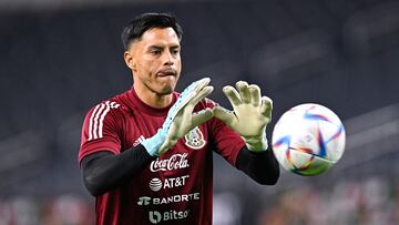 Alfredo Talavera realiza el calentamiento con la Selección Mexicana.