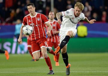 Robert Lewandowski y Simon Kjaer 