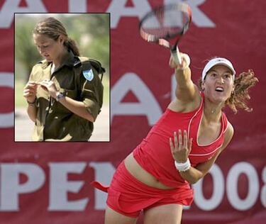 La soldado israelí Peer juega al tenis en Doha