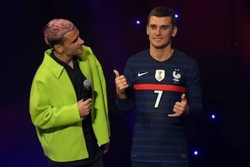 French football player Antoine Griezmann (L) looks at his wax statue during an unveiling ceremony at the Grevin museum in Paris on March 6, 2023. (Photo by Christophe ARCHAMBAULT / AFP) (Photo by CHRISTOPHE ARCHAMBAULT/AFP via Getty Images)