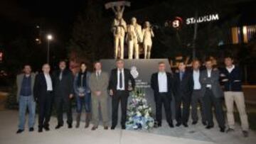 Homenaje y ofrenda floral al monumento de la afición en el estadio Power 8 Cornellá-El Prat