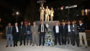 Homenaje y ofrenda floral al monumento de la afici&oacute;n en el estadio Power 8 Cornell&aacute;-El Prat