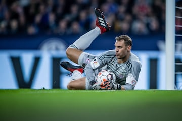 Portero - A pesar de estar casi toda la temporada anterior lesionado, portero de la selección alemana sigue siendo el mejor jugador bajo los palos del campeonato alemán. Seis veces campeón de la Bundesliga.