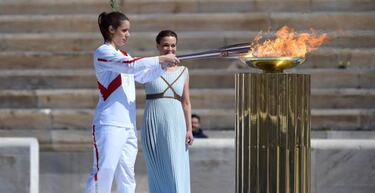 Solitaria ceremonia de entrega de la antorcha olímpica
