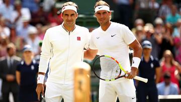 El tenista suizo Roger Federer y el español Rafael Nadal posan antes de su partido de semifinales de Wimbledon 2019.