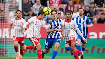 De izquierda a derecha, Bryan Gil (Girona FC), Denis Suárez (Alavés), y Azzedine Ounahi (Girona FC), durante el partido de Liga Primera División entre el Girona FC y el Alavés.