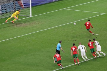 Minuto 104. El jugador de Madeira pega al balón con la pierna la derecha desde los once metros y Oblak, colosal, adivina el lanzamiento.