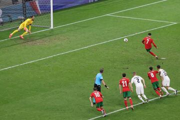 Minuto 104. El jugador de Madeira pega al balón con la pierna la derecha desde los once metros y Oblak, colosal, adivina el lanzamiento.