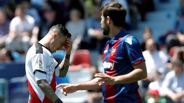 GRAF2985. VALENCIA, 04/05/2019.- El jugador del Rayo Vallecano Raúl de Tomás (i) durante el partido contra el Levante correspondiente a la trigésimo sexta jornada de LaLiga Santander, disputado en el Estadio Ciudad de Valencia, en Val