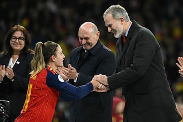 El rey Felipe VI felicita a Alexia Putellas.